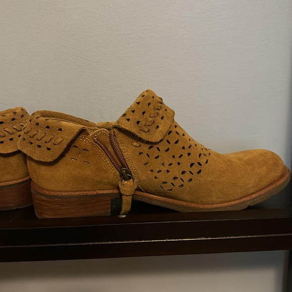 Soft suede ankle bootie, size 7 - Picture 6 of 9